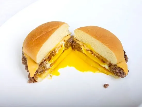 Cómo hacer hamburguesas con huevo frito relleno