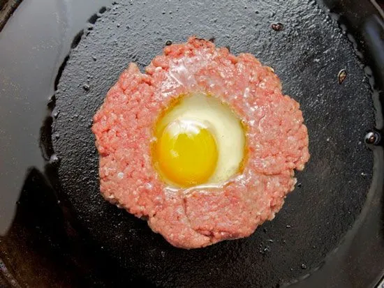 Cómo hacer hamburguesas con huevo frito relleno