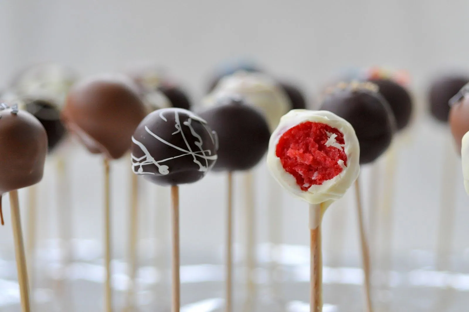 Handsindough: Red velvet pop cakes