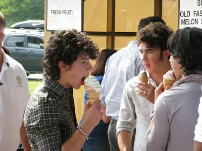  ... helados para refrescarse de este sofocante calor. Invítennos unos