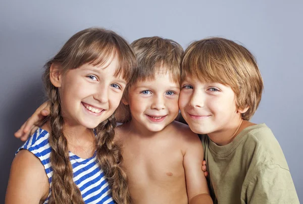 hermana linda abrazando a los hermanos menores — Foto stock ...