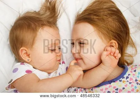 Hermanos abrazados en la cama Fotos stock e Imágenes stock | Bigstock