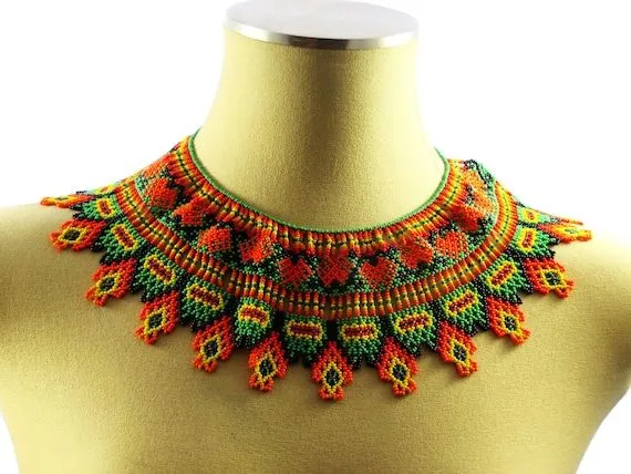 Hermosa Pechera Collar multicolor tejido a mano por por NativoStyle