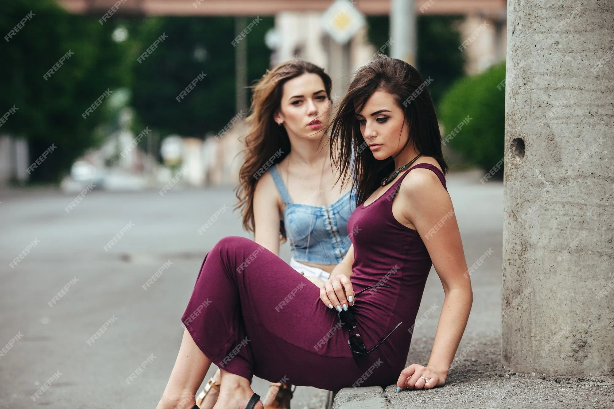 Dos hermosas jovencitas posando en la calle | Foto Gratis