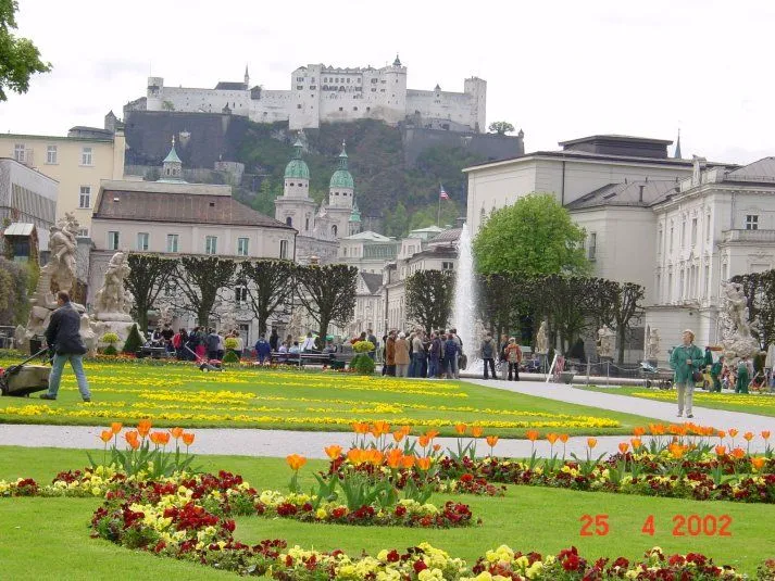  ... sus hermosos paisajes de montaña, y sus jardines ( Mirabell Platz