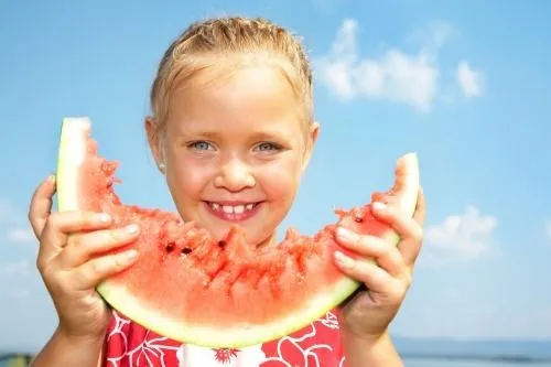 La hidratacion es clave en la dieta de niños en verano.Salud Actual