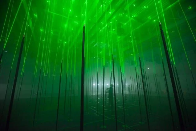 Un hipnótico bosque de luces láser que te hará alucinar