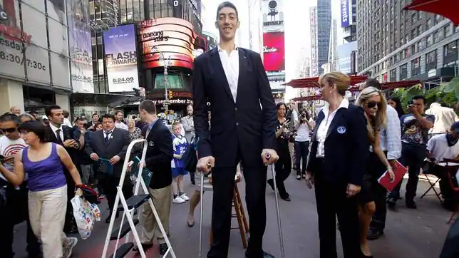 El hombre más alto del mundo deja de crecer gracias a un ...