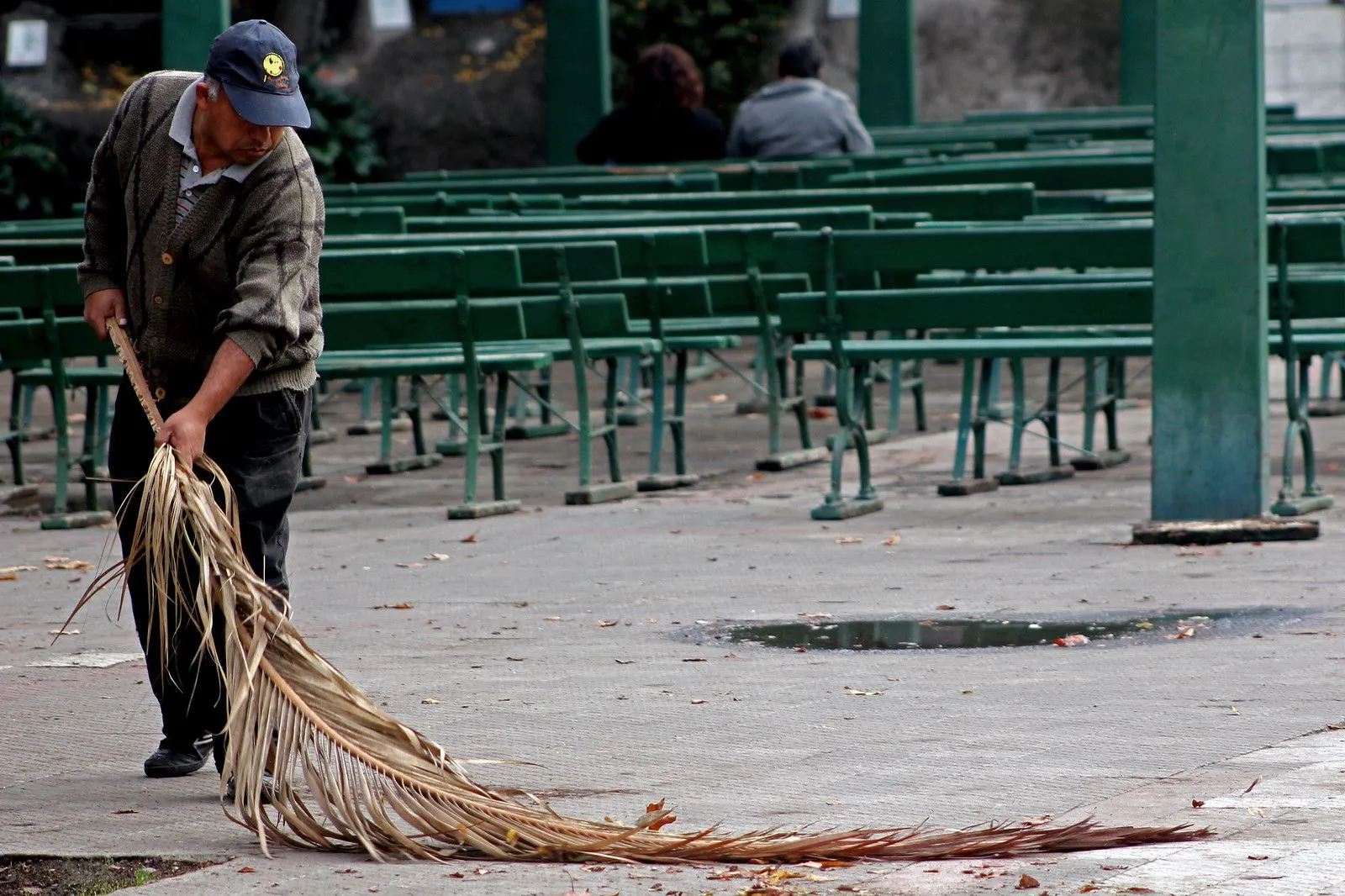 Un señor barriendo - Imagui