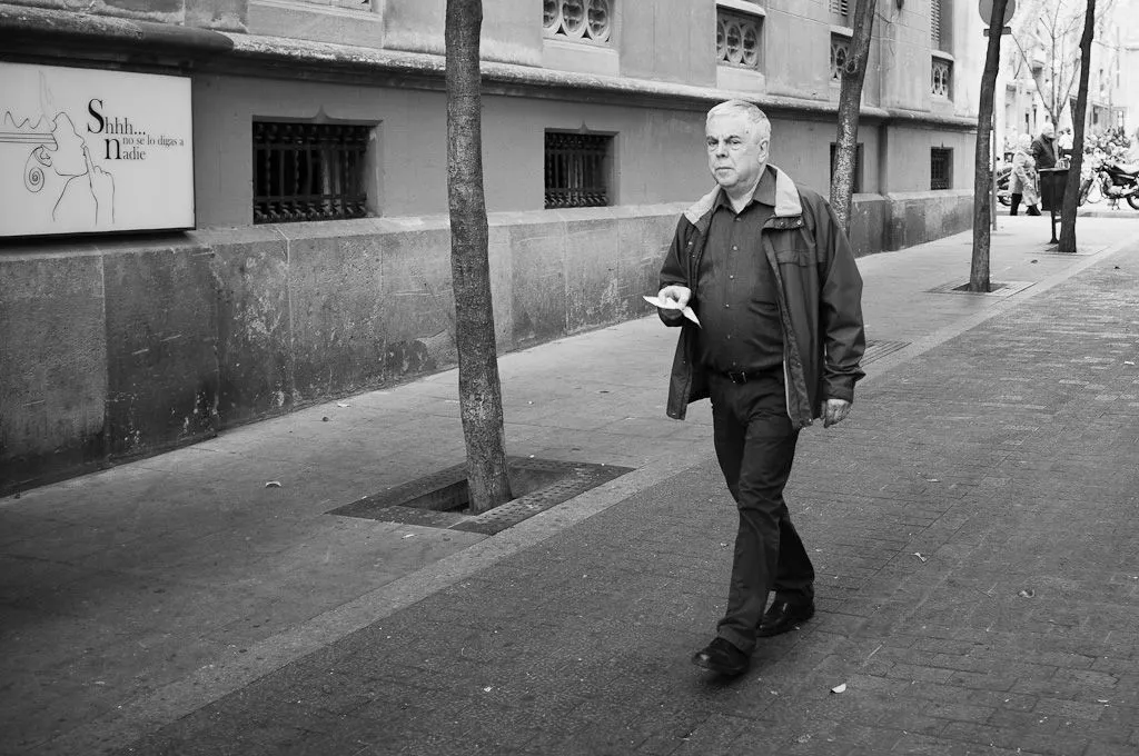 Hombre caminando bajo el oscuro cielo | Quicoto Blog - Fotografía