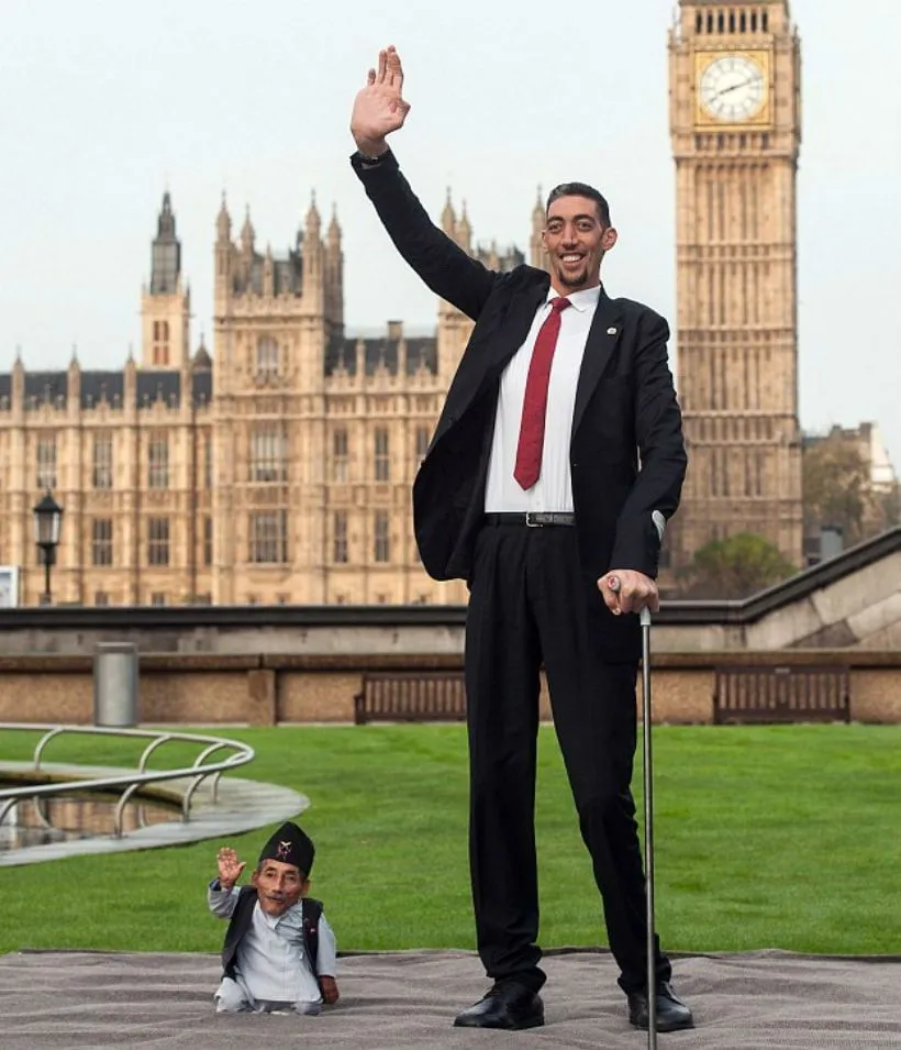 El hombre más grande del mundo se hace amigo del hombre más ...