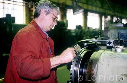 Hombre trabajando en una fábrica de metalurgiaGalería de Fotos de ...