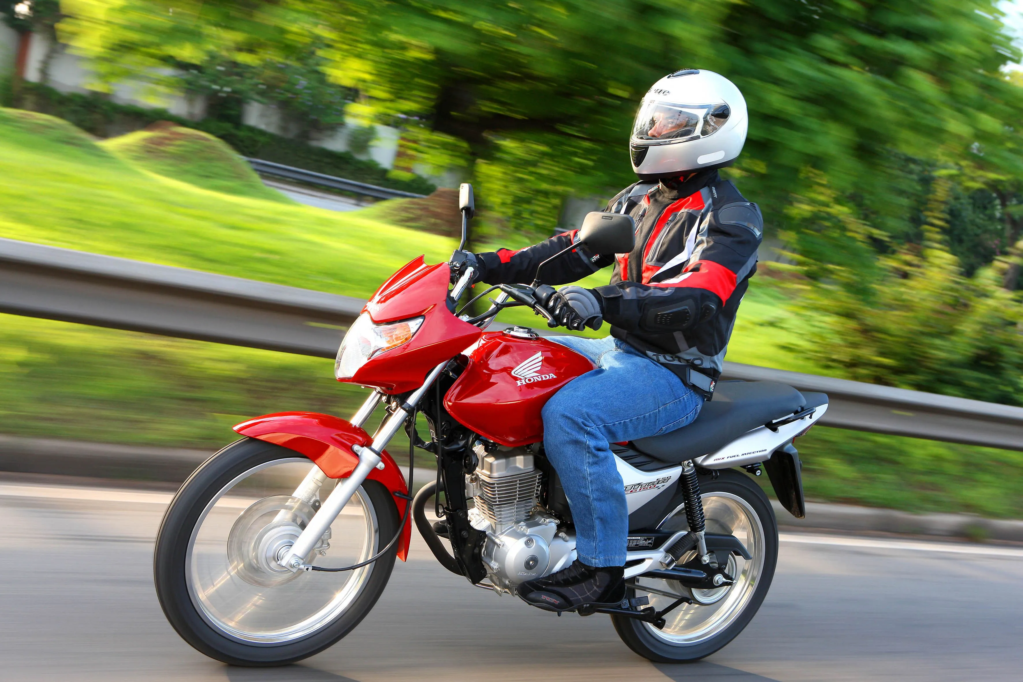 Honda lança CG 150 Titan Mix, primeira moto Flex do mundo | Pit Stop