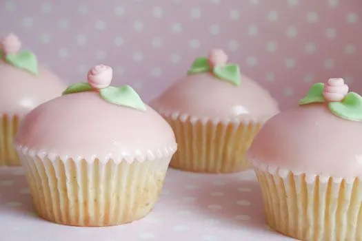 How to cover cupcakes with poured fondant • CakeJournal.com