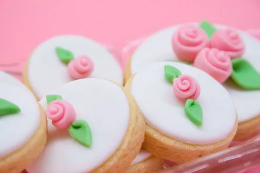 How to make a quick mini rose | CakeJournal | How to make ...