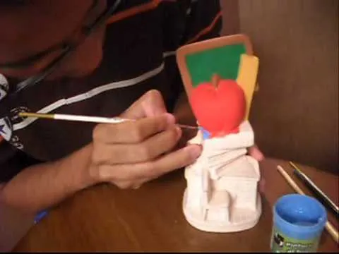 Como pintar una figura de ceramica. - YouTube