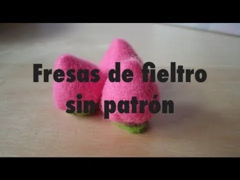 Fácil) Como hacer fresas de fieltro sin patrón - YouTube