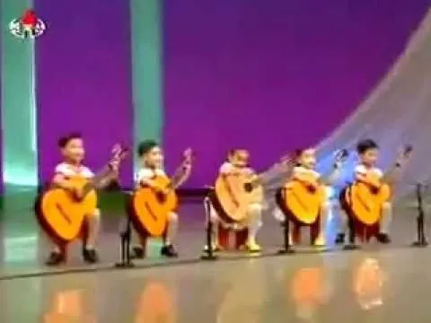 Pequeños niños chinos tocando guitarra - YouTube