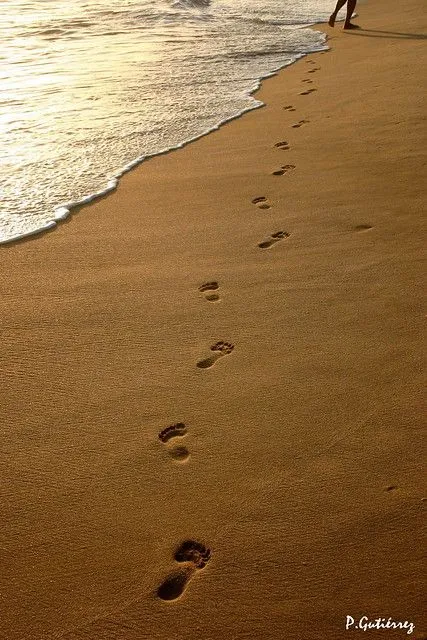 huellas iba caminando detras de mi mujer por la playa y me encanto las ...