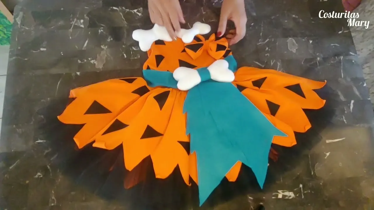 Como hacer huesitos y cinto para vestidito de pebbles parte final - YouTube