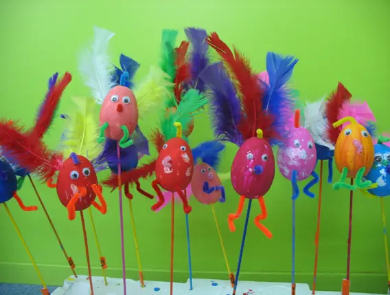 Huevos de Pascua con Plumas | Manualidades Infantiles