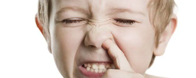 Hurgarse la nariz. Mala costumbre de los niños.