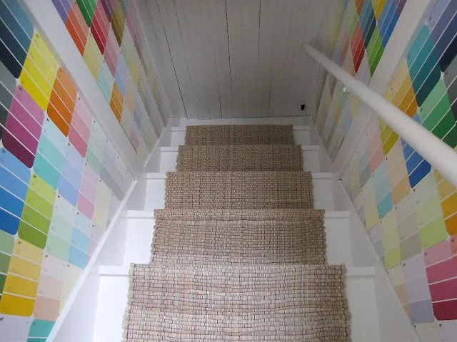 Una buena idea para decorar una escalera con muestras de colores ...