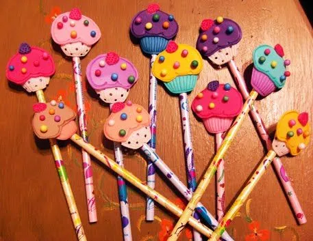 ... esta idea está hecha con foami y bolitas de relleno de piñata