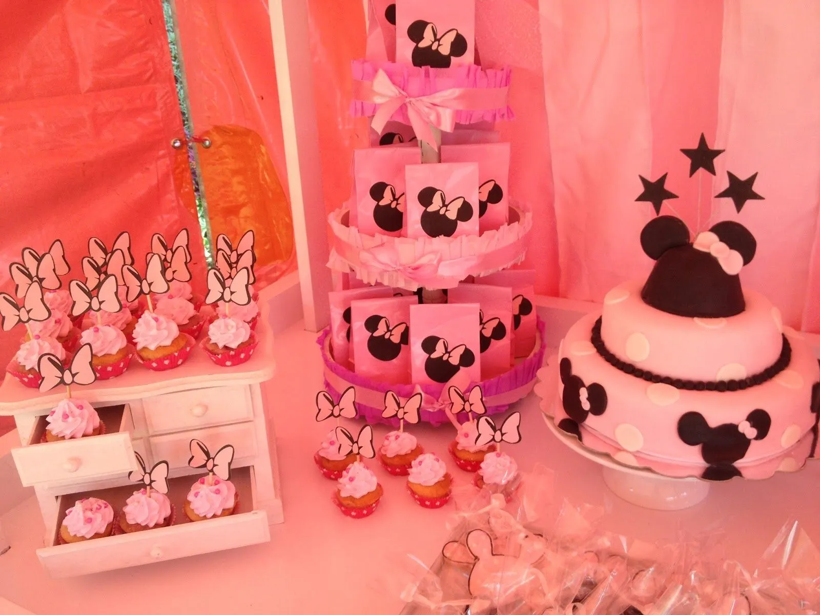 Ideas Etc: Mesa rosa de Minnie Mouse