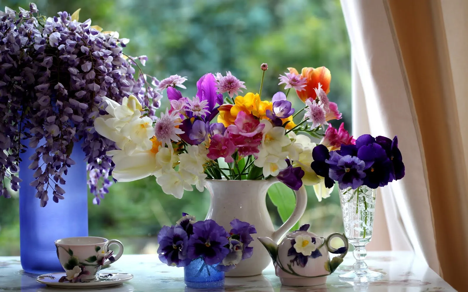 Arreglos florales sobre la mesa a la hora del té | Banco de Imagenes