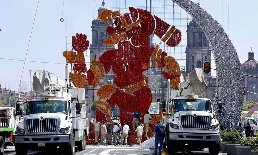 Iluminan el Zócalo para conmemorar 500 años de Resistencia Indígena | Video | Aristegui Noticias