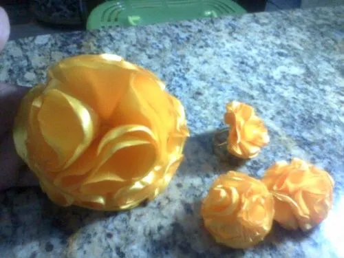 Imagen Juego de prendedor, anillo y zarcillos en flores de tela ...