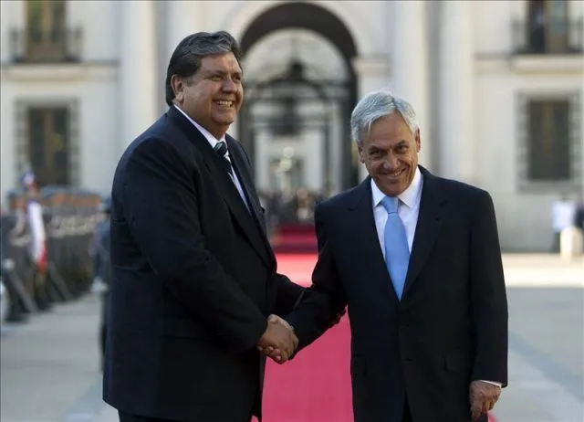 Imagen del presidente de Chile, Sebastián Piñera (d), saludando a ...