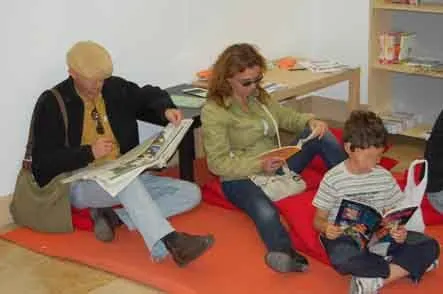 Imagenes De Una Familia Leyendo