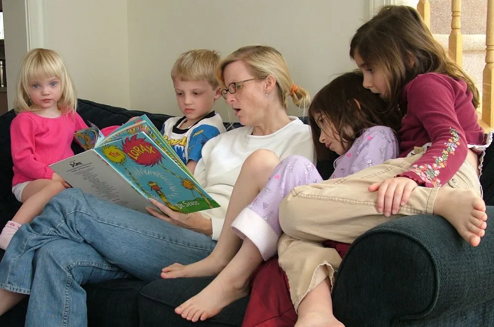 Imagenes De Una Familia Leyendo