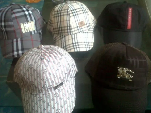 Imágenes de GORRAS BURBERRY GUCCI LV PRADA lote!!! en Monterrey