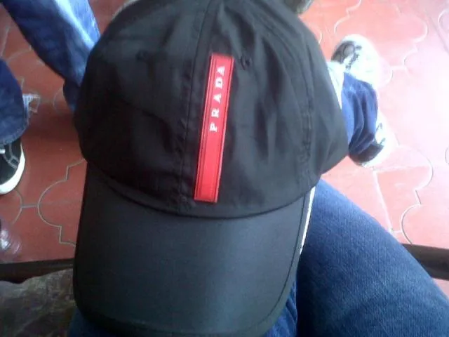 Imágenes de GORRAS BURBERRY GUCCI LV PRADA lote!!! en Monterrey