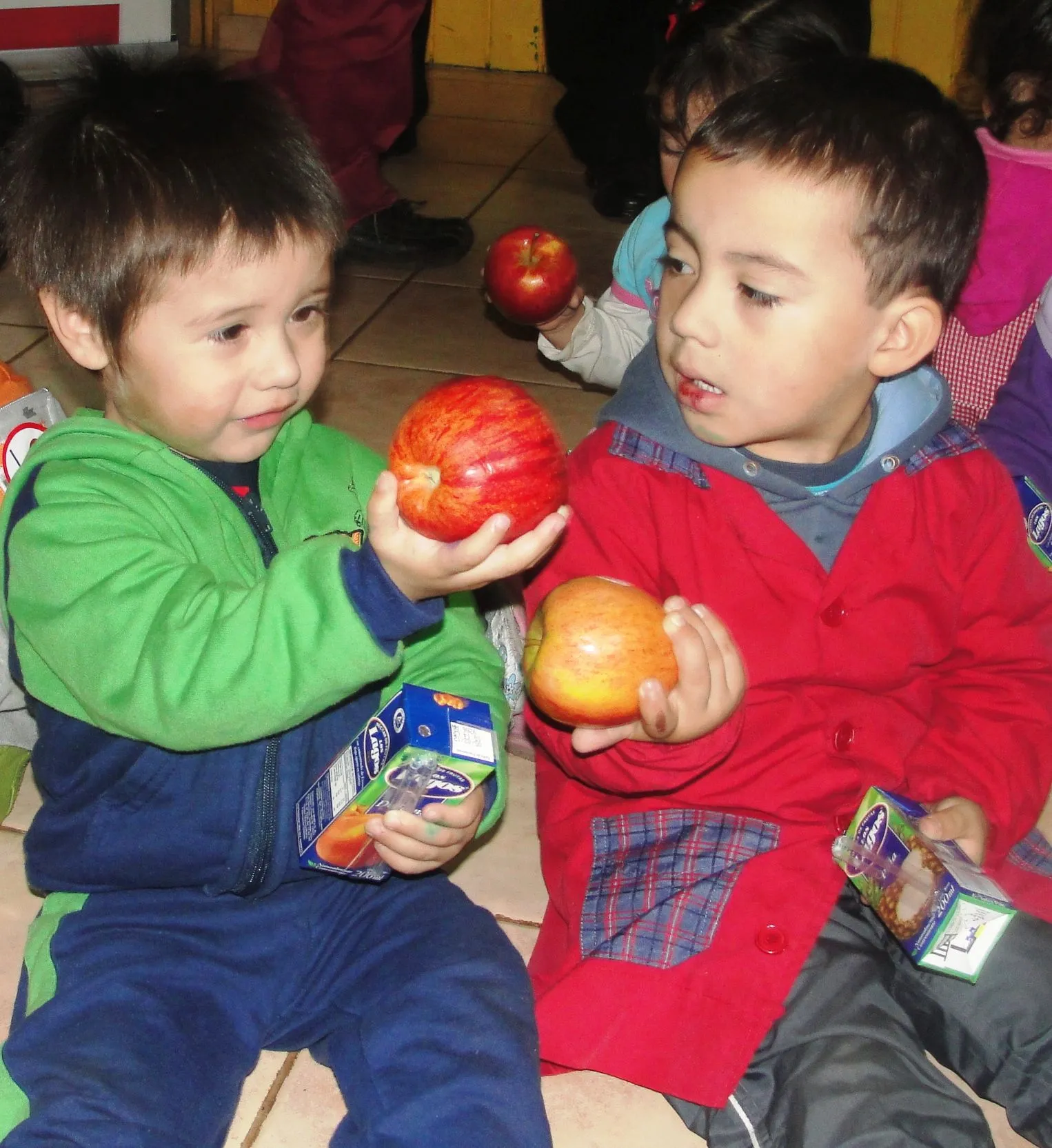 Niños compartiendo - Imagui