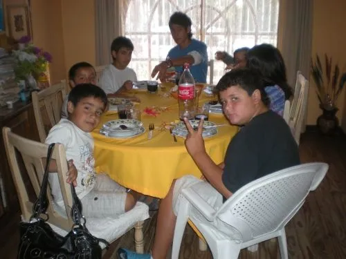 Imagen Niños compartiendo un plato de alimento, en Chile, Y los ...