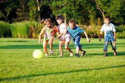 Dibujo niños jugando con pelota - Imagui