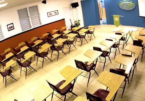 Elementos de madera en salones de clases