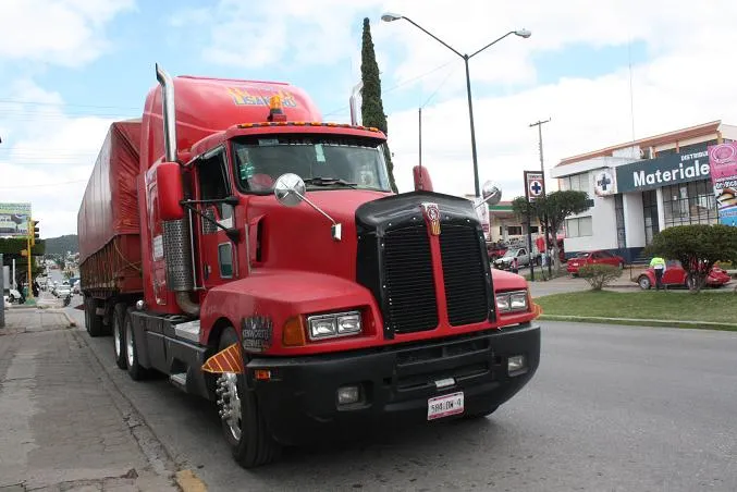 norticia de comitan> Trailer embiste a auto de lujo ~ Análisis Público