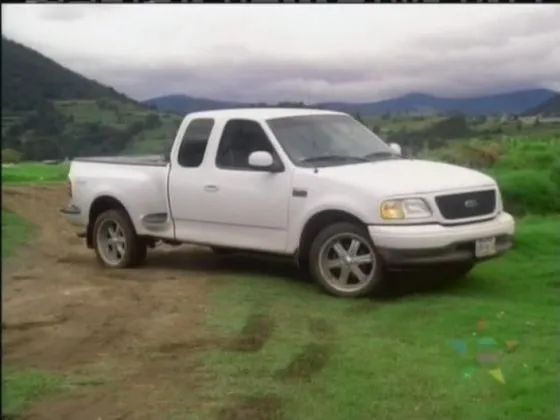 IMCDb.org: 2000 Ford Lobo SuperCab Sport in "La dama de rojo, 2000"