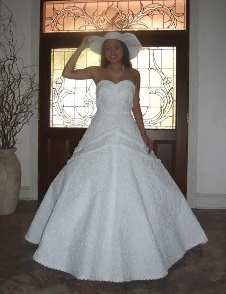 Impresionantes vestidos de novia hechos de papel higienico ...