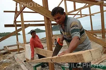 Indonesia. Hombres trabajando en un programa de construcción de la ...