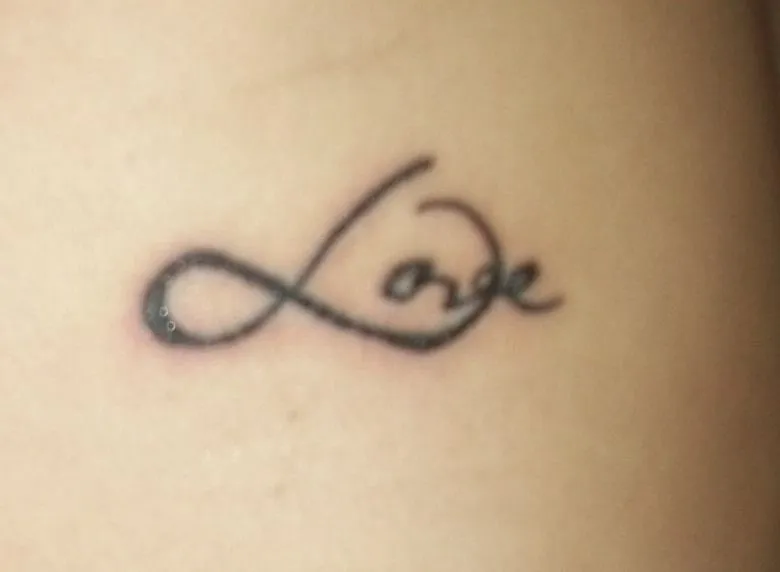 tatoo (simbolo do infinito & love ) fiz para o meu namorado