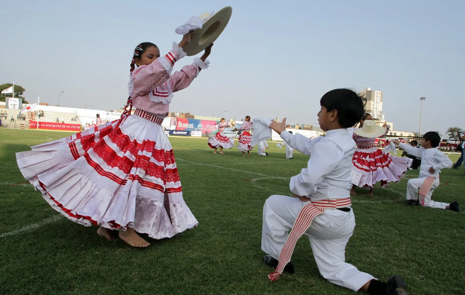 Ninos bailando marinera - Imagui