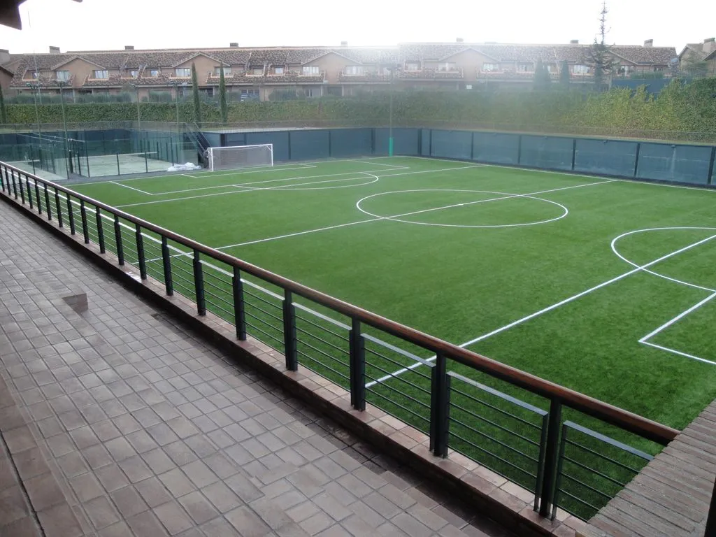 instalación de campos de fútbol de césped artificial, además de ...