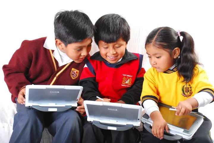 Intel Educar Tacna: Imagen de Niños con su Laptop