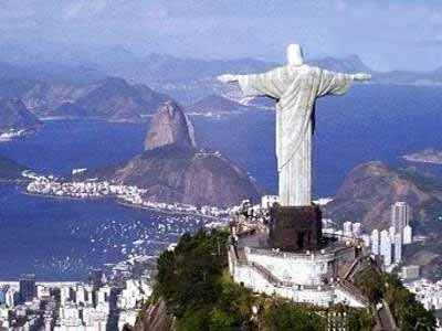 de ipanema mientras desde arriba su cristo redentor parece ofrecer ...